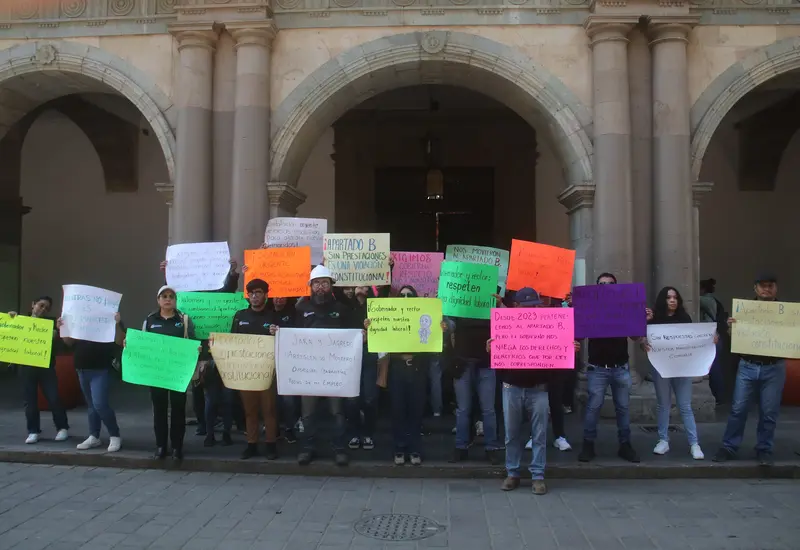 Trabajadores de la UTVCO se manifiestan para exigir una solución a sus demandas laborales, buscando justicia tras una espera de casi tres años.