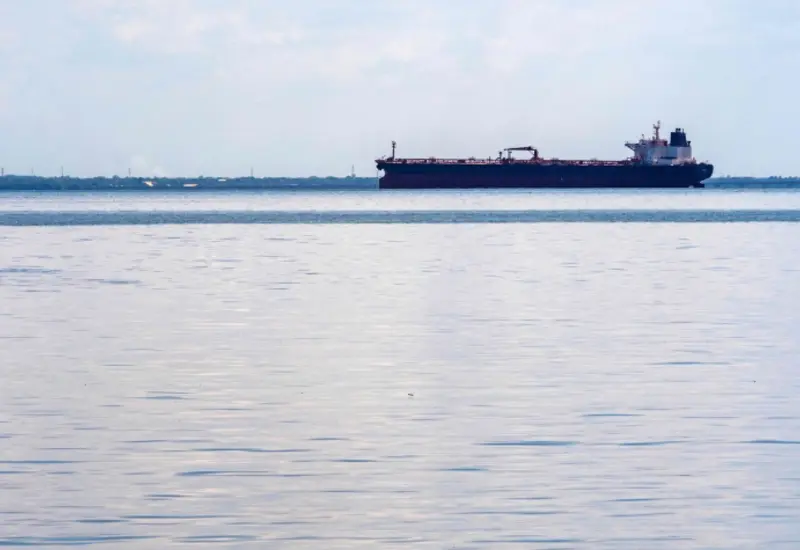 Un buque petrolero sancionado frente a las costas de Venezuela, como parte del bloqueo total ordenado por el expresidente estadounidense Donald Trump.