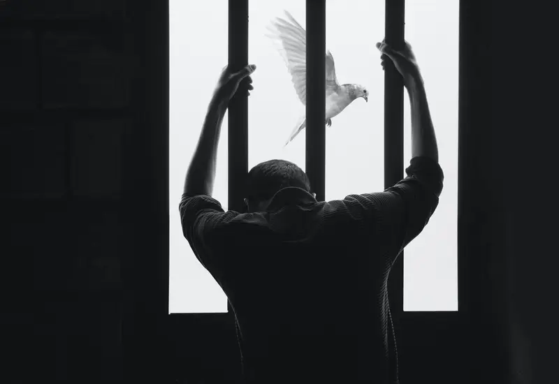 Ilustración conceptual sobre las decisiones de año nuevo, representando la dualidad entre sentirse libre o prisionero de las propias elecciones de vida.