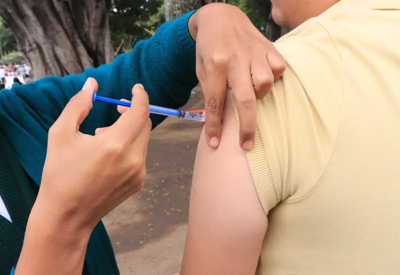 Personal de salud de Oaxaca aplica una vacuna en el brazo de un paciente como medida de prevención contra influenza, hepatitis y otros virus.