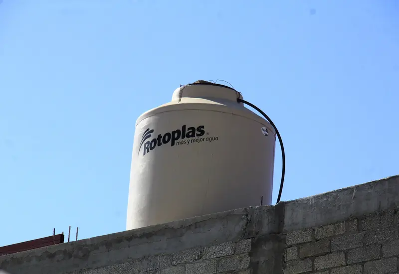 Familias de la Colonia Del Maestro enfrentan dificultades en sus actividades cotidianas debido a la prolongada escasez de agua potable en la zona.