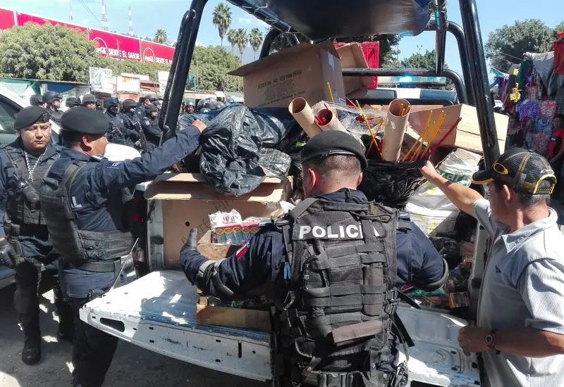 Autoridades exhiben pirotecnia peligrosa decomisada, instando a la ciudadanía a denunciar su venta irregular para prevenir quemaduras y explosiones.