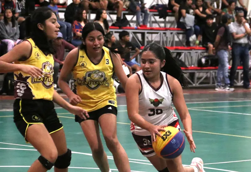 Jugadores en plena acción durante el electrizante inicio del torneo de baloncesto regional de Valles, reflejando la intensidad del partido inaugural.