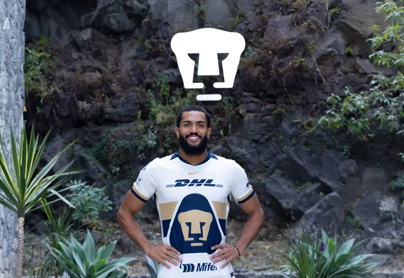 El futbolista Vieira es presentado como el nuevo fichaje y goleador del equipo de Pumas para la próxima temporada.
