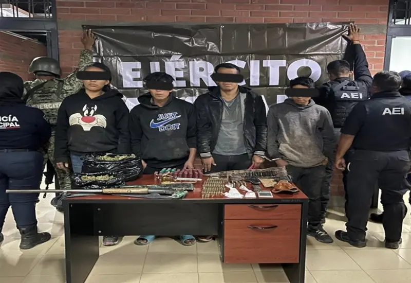 Los presuntos narcomenudistas detenidos en Miahuatlán son presentados tras ser vinculados a proceso por delitos contra la salud.