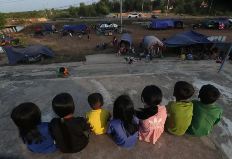 Escena de los combates en la frontera entre Tailandia y Camboya, un conflicto violento que ha dejado 10 muertos y 150 mil desplazados.