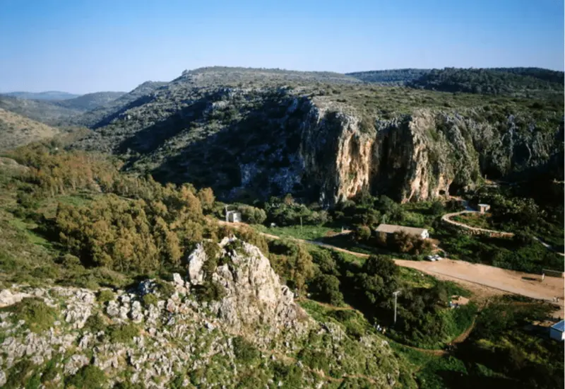 Una vista panorámica del Monte Carmelo, parte de una cordillera en Israel, que se eleva sobre el mar Mediterráneo en un paisaje sereno.