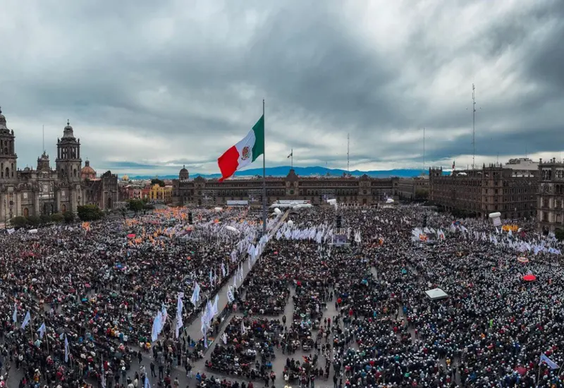 Vista panorámica de la plancha del Zócalo de la Ciudad de México, la principal plaza pública y centro de la vida política del país.
