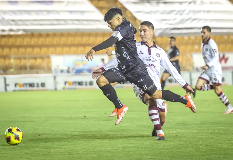 Mascorro escapándose a gran velocidad por la banda