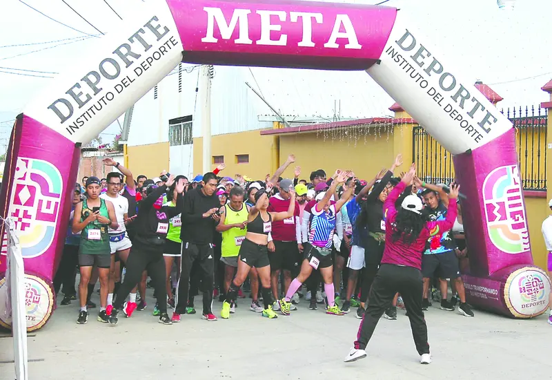 Corredores en el calentamiento previo a la salida