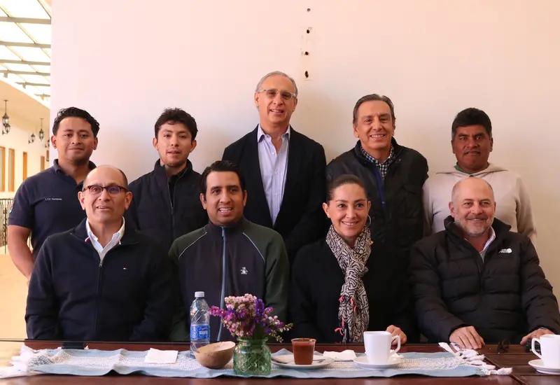 Directivos de la ATEO y patrocinadores en la presentación del calendario anual 2025.