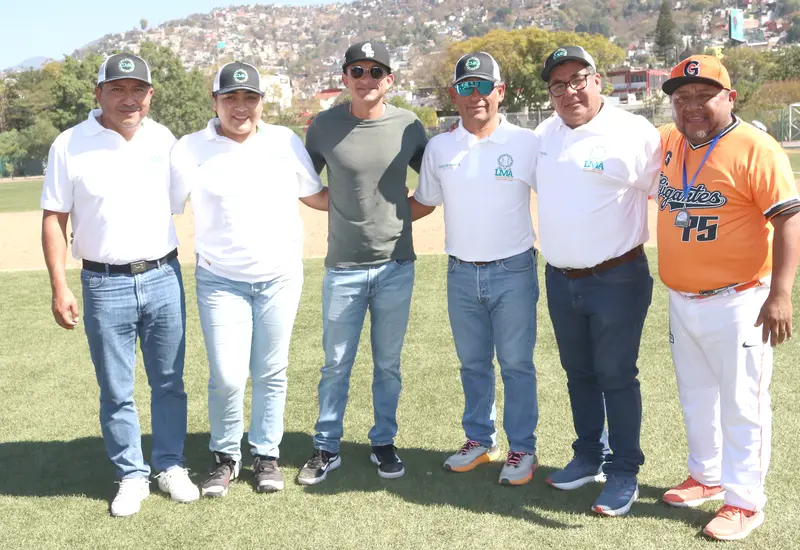 Con los integrantes de la nueva mesa directiva de la Liga Monte Albán