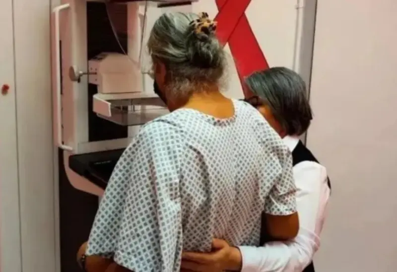El cáncer de mama se presenta con mayor frecuencia en mujeres mayores de 40 años.