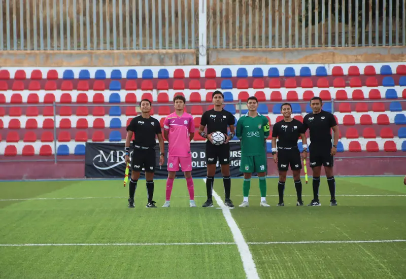 Árbitros y capitanes en la foto del recuerdo.