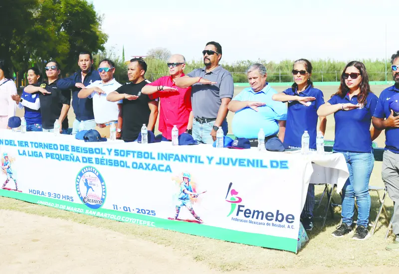 Integrantes del presídium durante los honores al Lábaro Patrio.