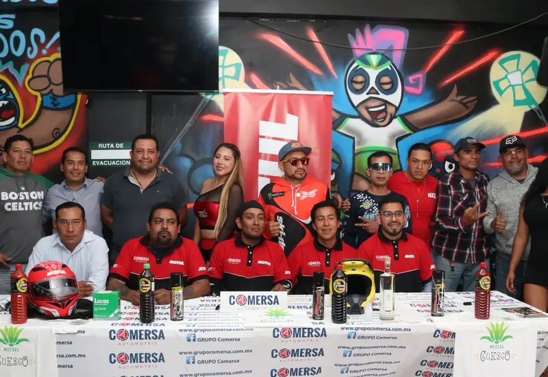 Integrantes del nuevo consejo directivo, organizadores y pilotos.