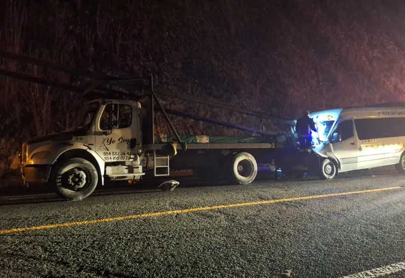 El conductor de la camioneta perdió el control y se incrustó en la parte posterior del camión.