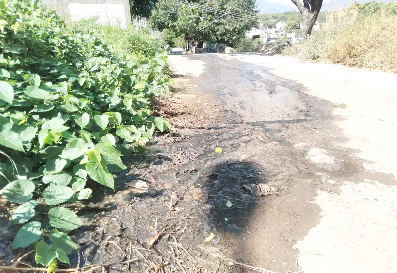 La fuga de aguas negras lleva un mes sin atención.