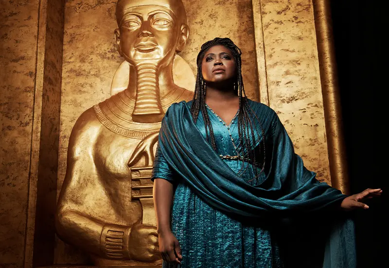La soprano Angel Blue hace su esperado debut en el Met como la princesa etíope dividida entre el amor y la patria, uno de los papeles más característicos de la ópera.