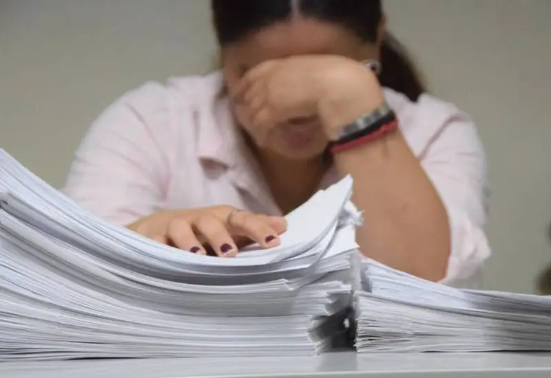 El estrés también provoca problemas como ansiedad crónica, depresión, agotamiento y trastornos de pánico.