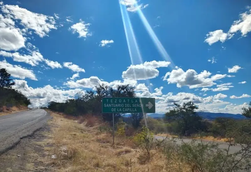 El bloqueo se realizó en la vía Huajuapan-Oaxaca a la altura de desviación a Tezoatlán.
