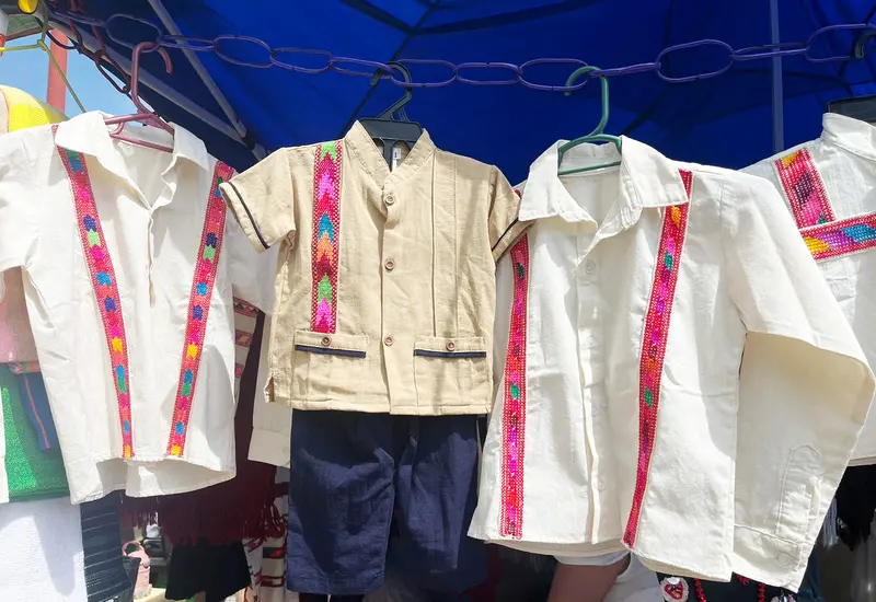 Elaboran camisas para hombres y blusas de colores para damas.
