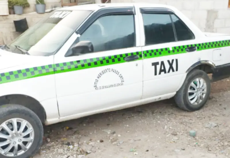 El taxi fue abandonado por los delincuentes.