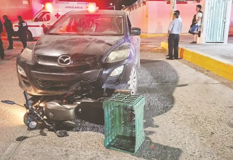 Una camioneta Toyota arrolló a una mujer motociclista y a su hijo.