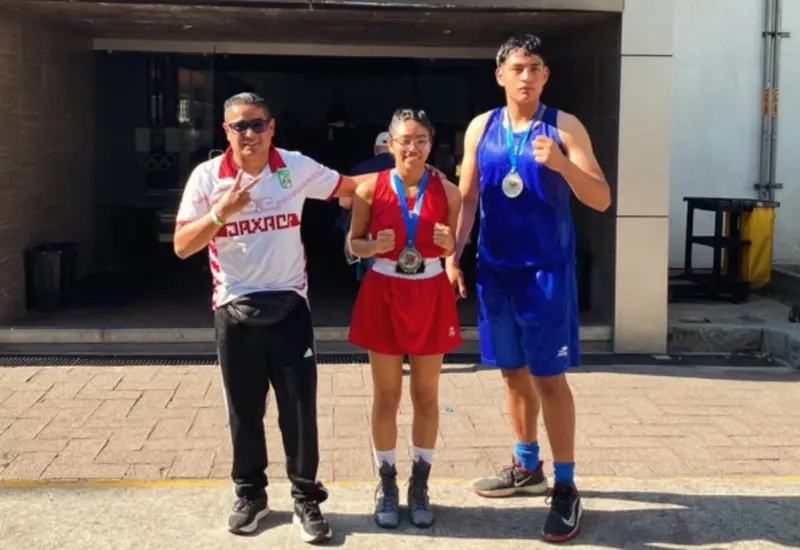 Ambos pugilistas con su entrenador, Eduardo Gonzáles Luis, en instalaciones del COM.