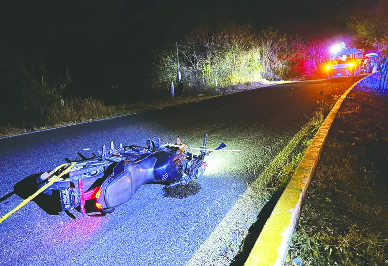 Una mujer falleció al accidentarse en una motocicleta en la carretera a Santa Cruz Huatulco.