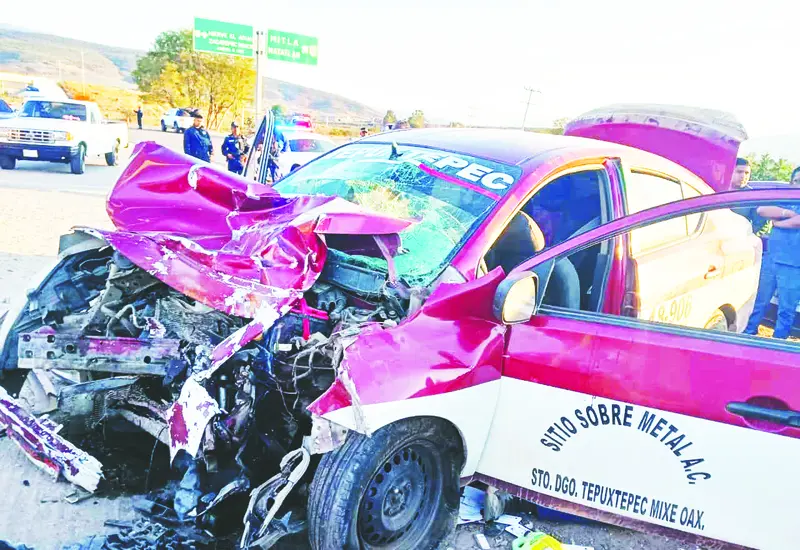 El taxi de Santo Domingo Tepuxtepec, Mixe quedó destrozado en la parte frontal.