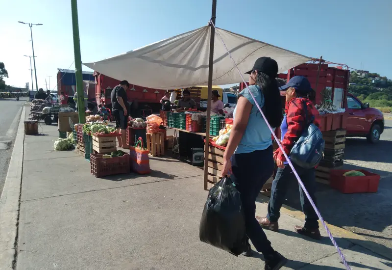 Automovilistas denuncian que no puede ingresar al centro de Tehuantepec debido al comercio informal.
