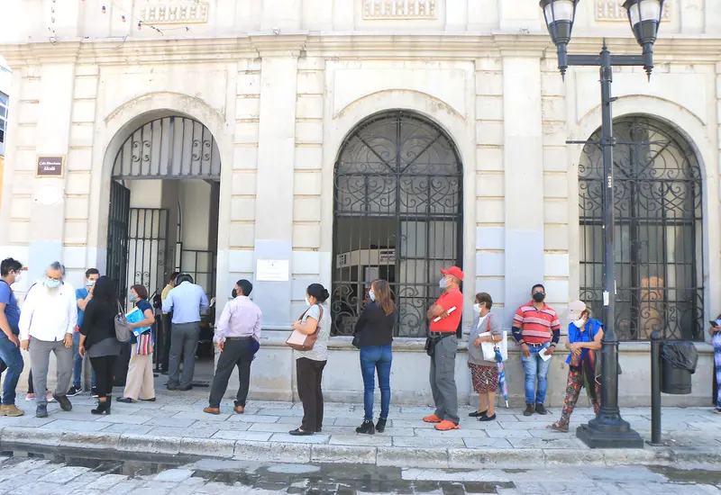 Detalla experta que en Oaxaca se observa un incremento del desempleo tanto en el ámbito público como privado.