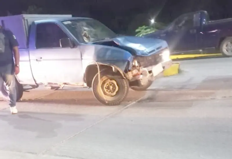 El conductor abandonó su unidad de motor luego de provocar dos accidentes en Chahuites.