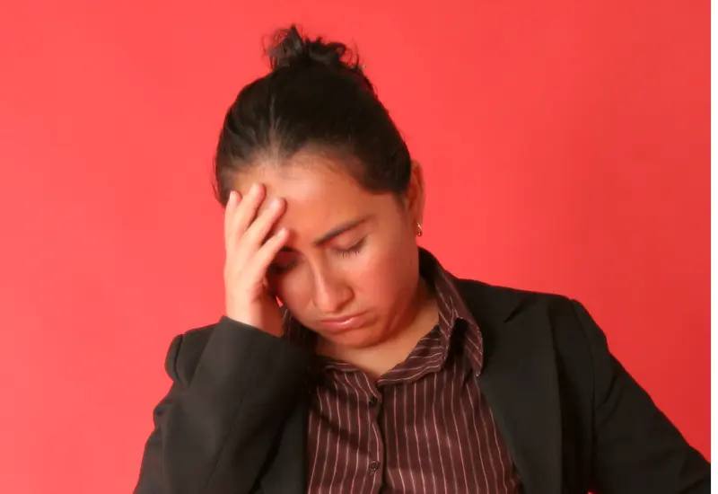 Para combatir el estrés laboral, especialistas destacan la importancia de la atención psicológica.