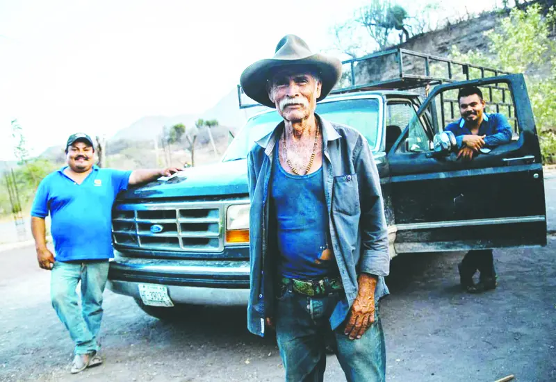 El maestro mezcalero, Miguel Altamirano, forjó un legado de amor por la tierra y tradición en la producción de mezcal.