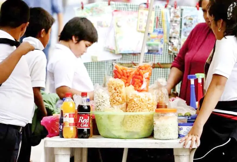 Especialistas recomiendan vigilar la rutina y alimentación de los menores, sobre todo en temporada vacacional.
