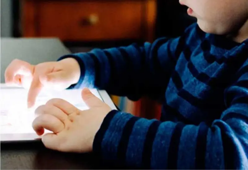 El uso excesivo de equipos electrónicos puede afectar el desarrollo cognitivo de los niños. 