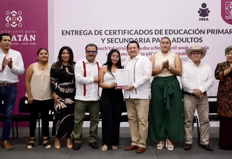 INEA y Gobierno de Yucatán entregan certificados a 500 educandas y educandos que concluyeron su primaria o secundaria.