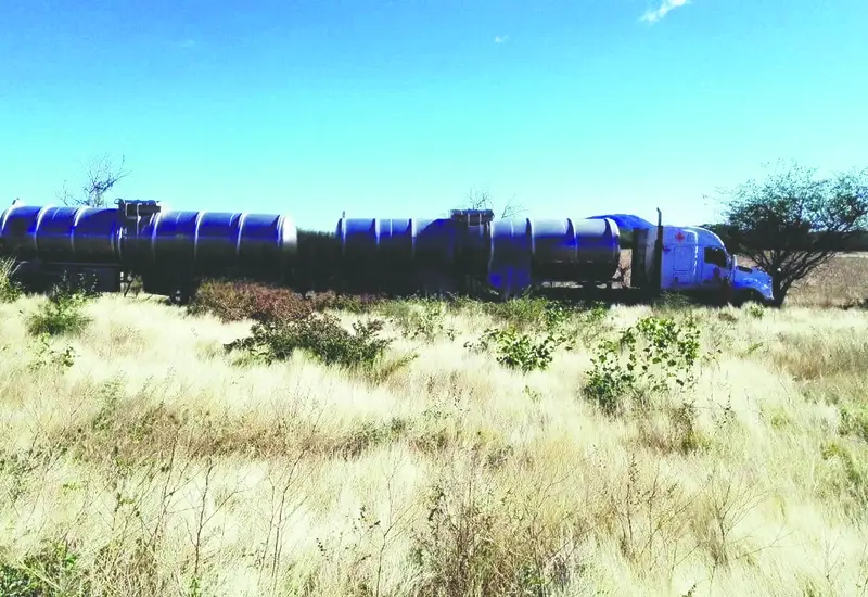 La pesada unidad de motor quedó fuera de la carretera tras la muerte del conductor.