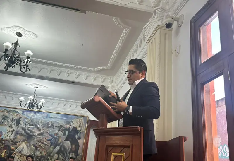 El comisionado rindió un informe anual ante el Cabildo.