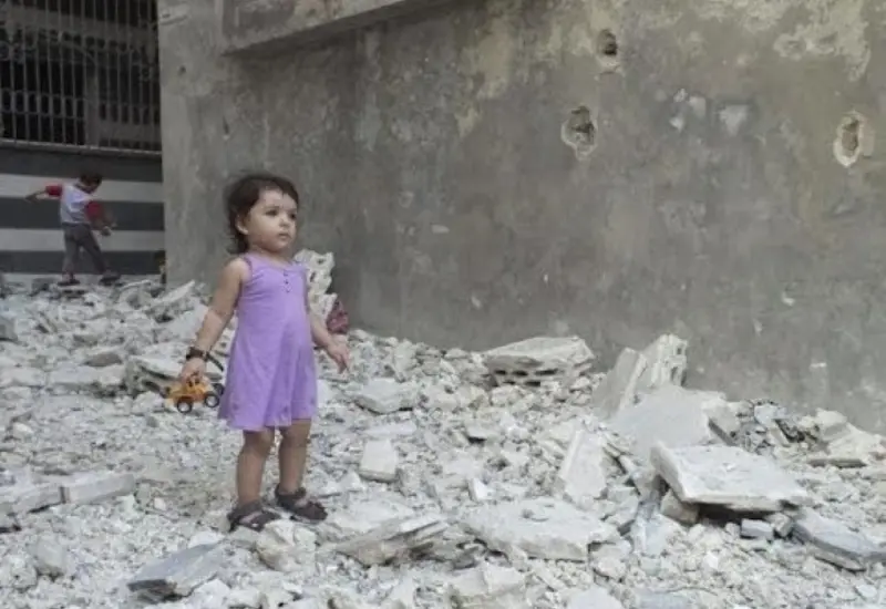 ¡Papá!, ¡me duele el brazo! -gritó la niña.