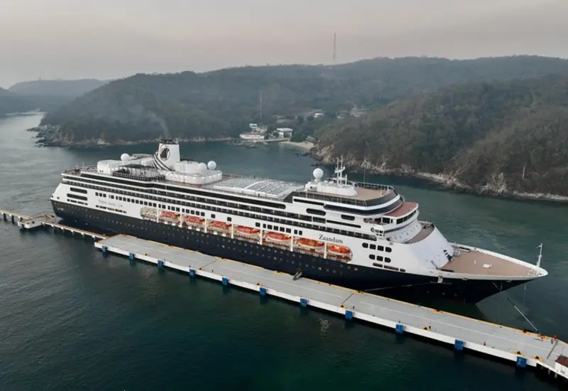 El crucero Zaandam, de la empresa Holland America Line, es el primero del 2025 en arribar al puerto de Santa Cruz Huatulco.