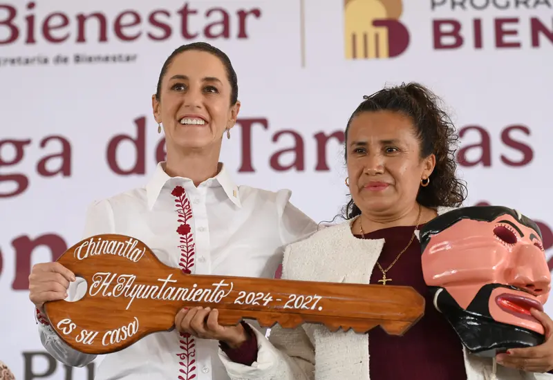 En Chinantla, la Presidenta encabezó la entrega de tarjetas del Banco del Bienestar en apoyo de 45 mil 818 mujeres de 63 y 64 años.