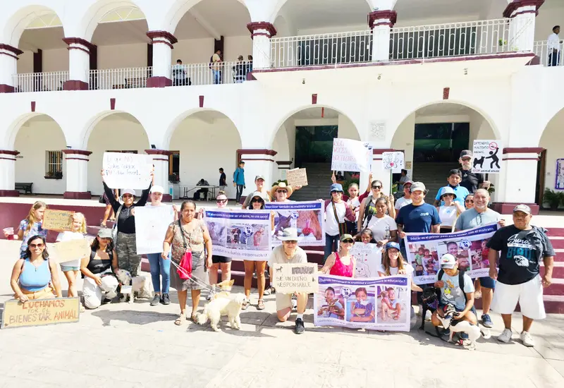 La marcha pacífica contra el maltrato animal fue organizada por protectores de animales y ciudadanos en este municipio.