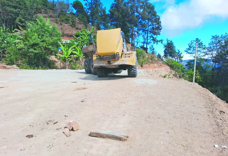 Una pesada maquinaria se quedó sin frenos y causó la muerte de un mecánico en la supercarretera a los Mixes.