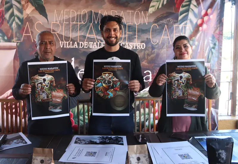 Los organizadores mostraron fotos de la playera y medalla que recibirán los atletas.