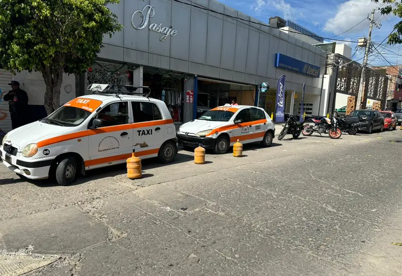 Vecinos de la calle Antonio de León amenazan con cerrar esta arteria sino retiran la base de taxis piratas.