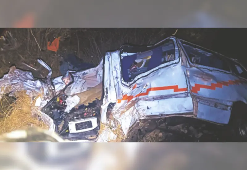 El chofer de LA camioneta perdió la vida al chocar con un tráiler en el libramiento de Ocotlán de Morelos.