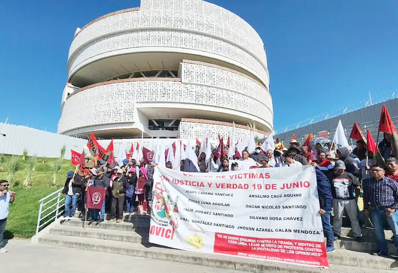 Militantes del Comité de Víctimas 19 de junio se manifestaron en el CJPF ubicado en San Bartolo Coyotepec.